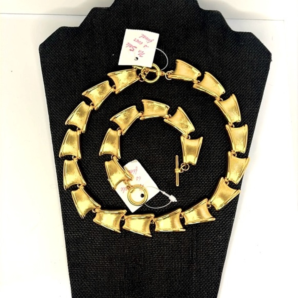 Gold Tone Necklace and Bracelet set Necklace 18” and Bracelet 7.…